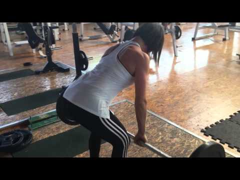 Pompki z wąskim formułowania pracujących mięśni ramion Cum osobisty trener kulturystyki i fitness