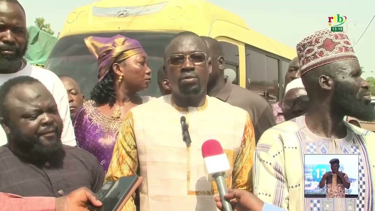 El Hadj Seydou Bikienga offre un mini bus aux orpailleurs de Zorgho