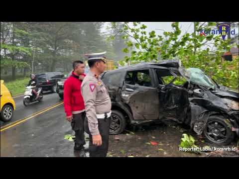 Honda Jazz Tabrak Pohon di Pantai Panjang