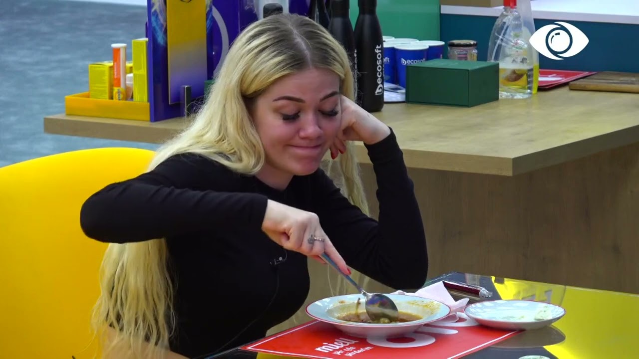 Këtë buzëqeshje ta jep pëlqimi/ Kiara ngacmon Kristin për Keisin