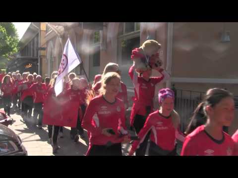 EPS Tähtitytöt 04 kohti Ålandia cupin avajaiskulkuetta kesällä 2015