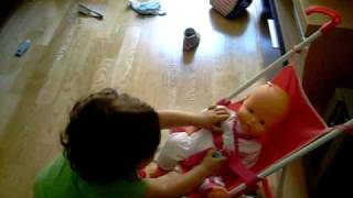 Jugando con mi mu&ntilde;eca en el carrito