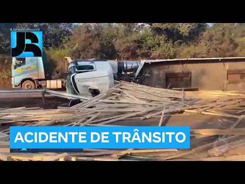 MG: acidente entre carretas e carro mata caminhoneiro na rodovia Fernão Dias, em Belo Horizonte
