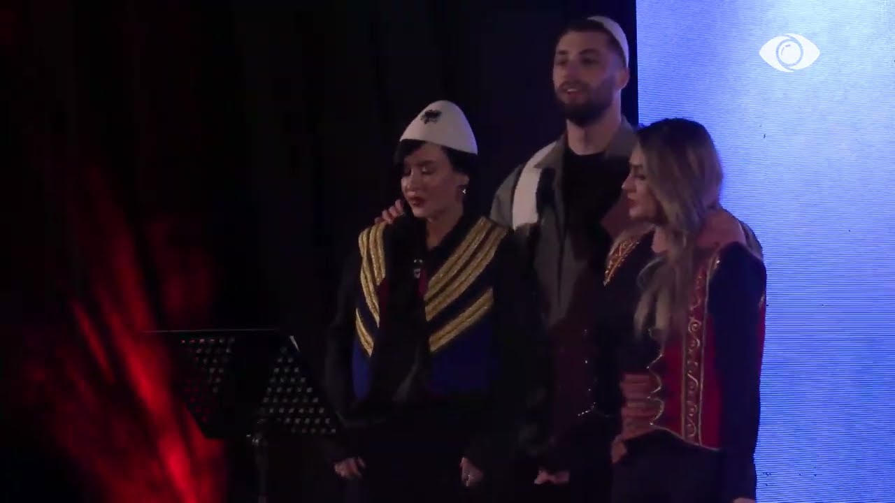 Momente emocionuese nga Arta, Vesa dhe Meritoni / Banorët këndojnë “A vritet pafajësia”