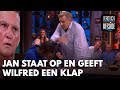Jan staat op van tafel en geeft Wilfred een klap: 'Je moet normaal doen!' | VERONICA OFFSIDE