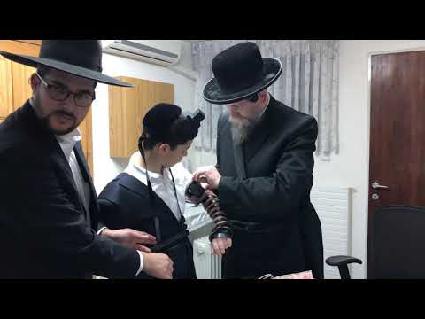 Hanahat tfilin Yoel chez le rebbe