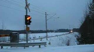 preview picture of video 'Express train 705 passes Kaatopaikka level crossing'