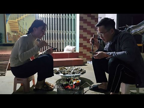 A long day ended with the glow of the barbecue fire and the loving gazes of Huyen and Thu.
