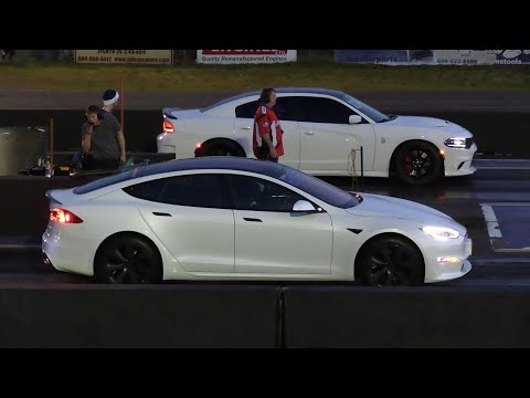 Tesla Plaid vs Hellcat Charger - drag race