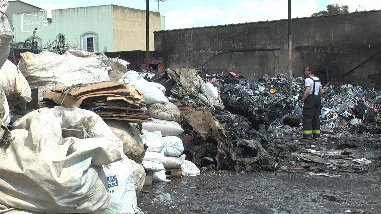 Incêndio em galpão de Santo André; veja vídeo 