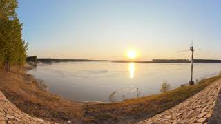 夕阳下的黄河，一把椅子，静看流水不息Sunset, a chair, watching the endless flowing water