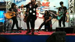 Download lagu CremeCaramel - Cinta Jangan Kau Pergi mp3 Download lagu CremeCaramel - Cinta Jangan Kau Pergi mp3