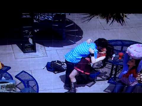 Robbie "kissing" Jade, Victorious