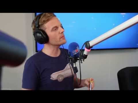 MNM: Tom De Cock zingt een speciale serenade voor Brahim