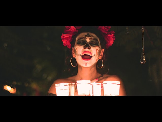 Vídeo relacionado con MERCHANDMANIA Pañoleta triangular suave personaje serie antigua llorona graciosa moda cuello fiestas