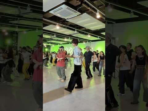 Behind the scenes : #JISUNG surprised the members at the #BTTFchallenge class! #SMUNIVERSE