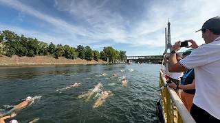 Francia, cientos se lanzan al Sena en la primera carrera fluvial de París en 80 años