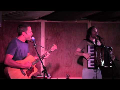 2013 Life is good: Jack Johnson and Zach Gill perform "Girl I Want to Lay You Down"