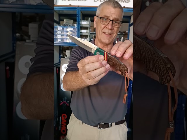 Vídeo relacionado con Tiendas LGP - Albainox - Navaja Bandera de España, Acero INOX. Hoja de 9 cm. Plegable Mango en Madera de Stamina mixta Verde y Roja, Incluye cordón de polipiel y detalle metálico. Campig Caza, 18840