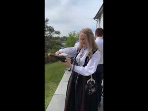 Девушка и бутылка шампанского