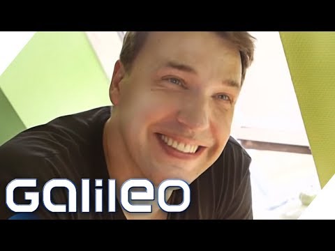 Schamlose Fragen an einen Versicherungsvertreter | Galileo | ProSieben