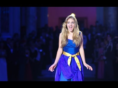 NINA HAFNER singt beim Ball der Offiziere 2016 die junge "EUROPA"