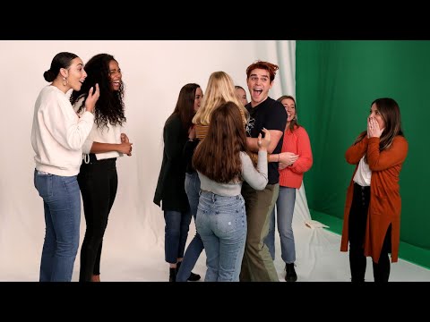 エクステンデッドカット。KJアパ、バックステージでファンを驚かせる (Extended Cut: KJ Apa Surprises Fans Backstage)