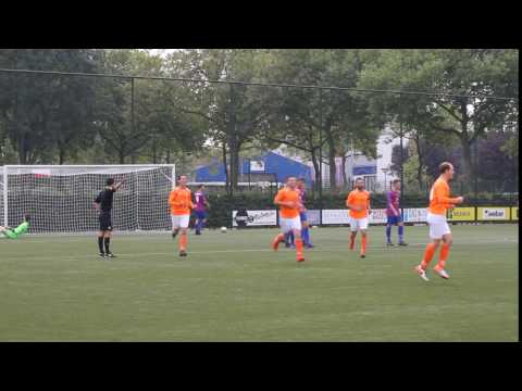 Daan van den Broek scoort de 1-0 tegen Brabantia uit een vrije trap