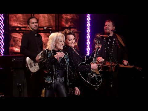 ターニャ・タッカー&ブランディ・カーライルが「Hard Luck」を披露 (Tanya Tucker & Brandi Carlile Perform ‘Hard Luck')