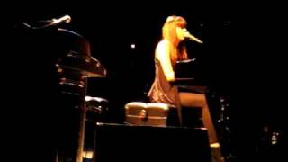 Diane Birch Performing Neil Young&#39;s &quot;Birds&quot; and &quot;Magic View&quot; at Le Poisson Rouge