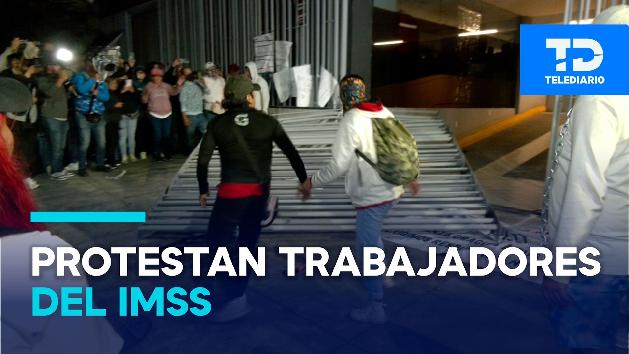 Protesta de trabajadores del IMSS cumple siete horas; derriban puerta ante rechazo de diálogo
