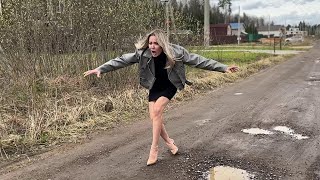 Anastasia twisted ankle, girl walks in one shoe, twisted ankle girl, in one Louboutin (# 1408)