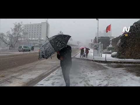 BEAUTIFUL SNOW IN ELBASAN, ALBANIA 🇦🇱【4K】⁴ᴷ⁶⁰ Walking while SNOWING ❄️ Ecje ne rrugët plot Dëborë❄️