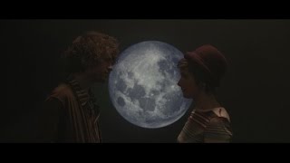 Si proche et si loin à la fois