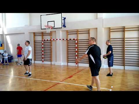 Piknik sportowy z UKS Volley 34 w szkole podstawowej nr 34 w Łodzi.