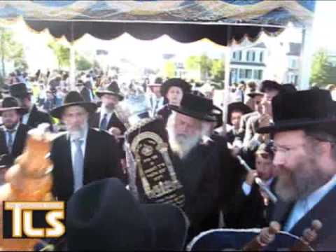 Munkatch Rebbe At Hachnosas Sefer Torah