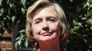 Clinton confirms paying staffer to maintain private server