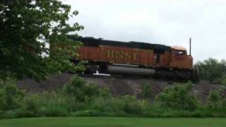 preview picture of video 'Trains at Peck Park, Galesburg Part 3'