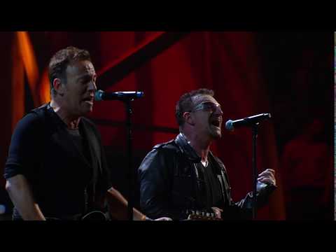 U2 & Bruce Springsteen perform "Still Haven't Found What I'm Looking For" at the 25th Ann. concert.