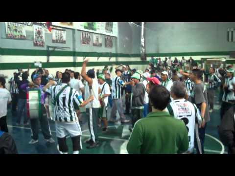 "Te re cabio el banderon" Barra: La Banda del Nevado • Club: Excursionistas • País: Argentina