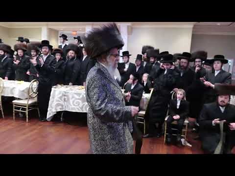 כ"ק אדמו"ר מסאטמאר ביי מצוה טאנץ בשמחת החתונה בבית וויזניץ - ספינקא