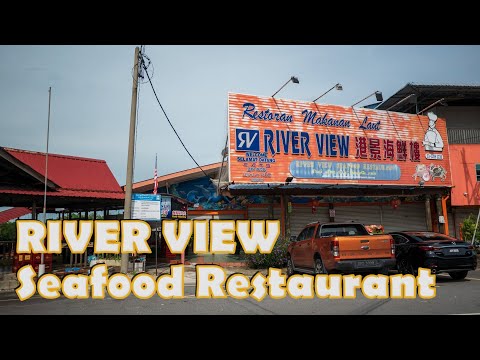 Restaurante de frutos do mar com vista para o rio