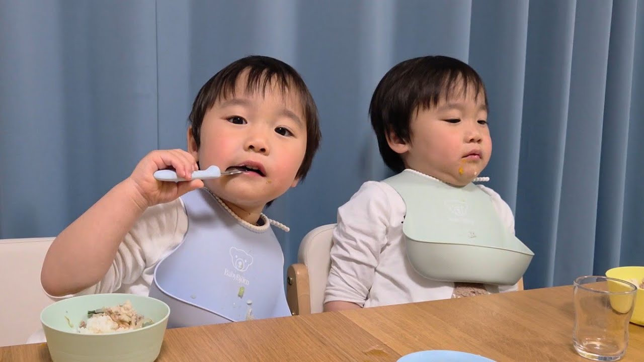 お昼寝しなかった日の晩ごはんは眠気との闘いの双子【2歳7ヶ月】