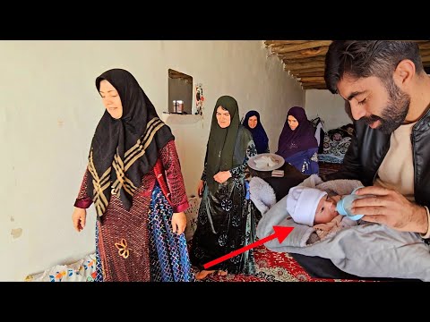 The first steps of a newborn in nomadic life without the presence of the mother👶😰
