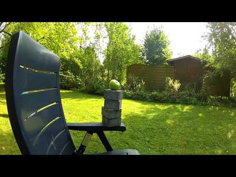 Mit Pfeil auf Apfel Schießen - Slow Motion