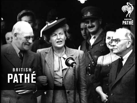 Gracie Fields Arrives In Brisbane (1945)