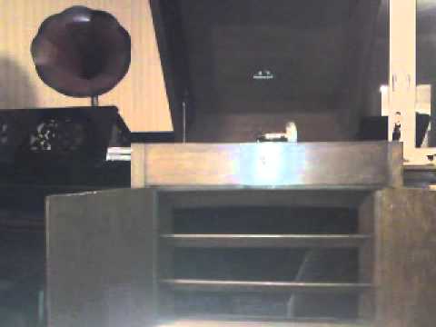 FÜR EINEN FLIEDERSTRAUSS DARFST DU MICH KÜSSEN, gespielt vom Karkoff-Orchester