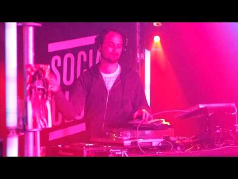 DYE playing JACKSON AND HIS COMPUTER BAND  ARPEGGIO (LUCK ON STRIKE Remix) @ Social Club | 28/11/09