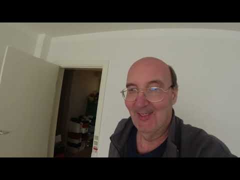 MongoTV_9613 - FLÆSKEFJÆS SPISER LILLE SKÅL SLIK TORSDAG EFTERMIDDAG