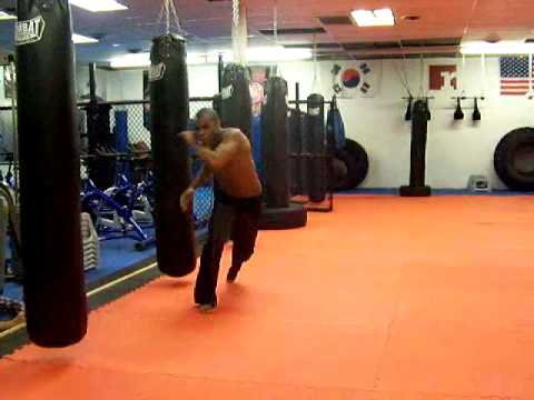 Capoeira Sequence with Martelo Cruzado, Parafuso